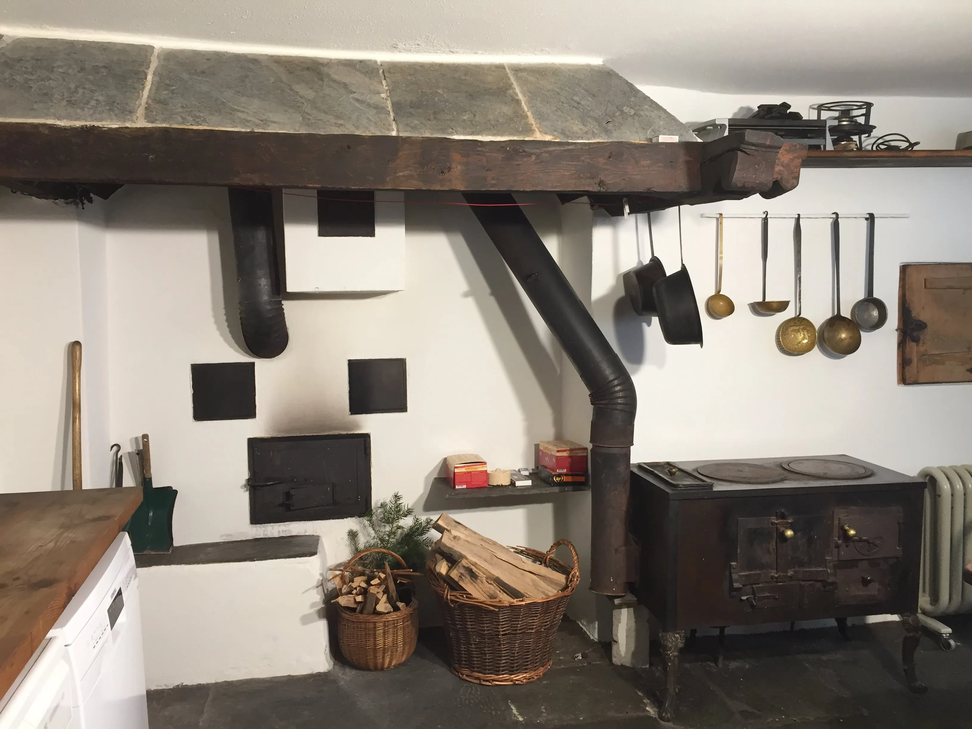 Blick auf die historische Feuerstelle in der Küche