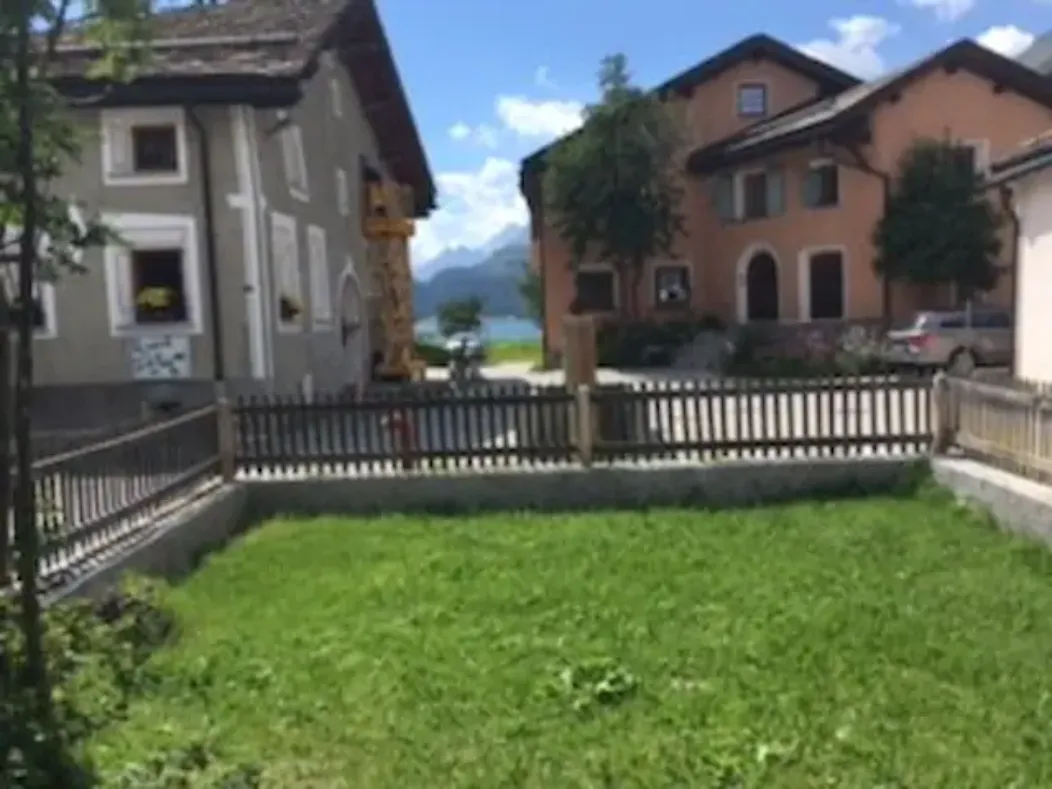 Privater Garten der Posta Veglia mit Bergblick