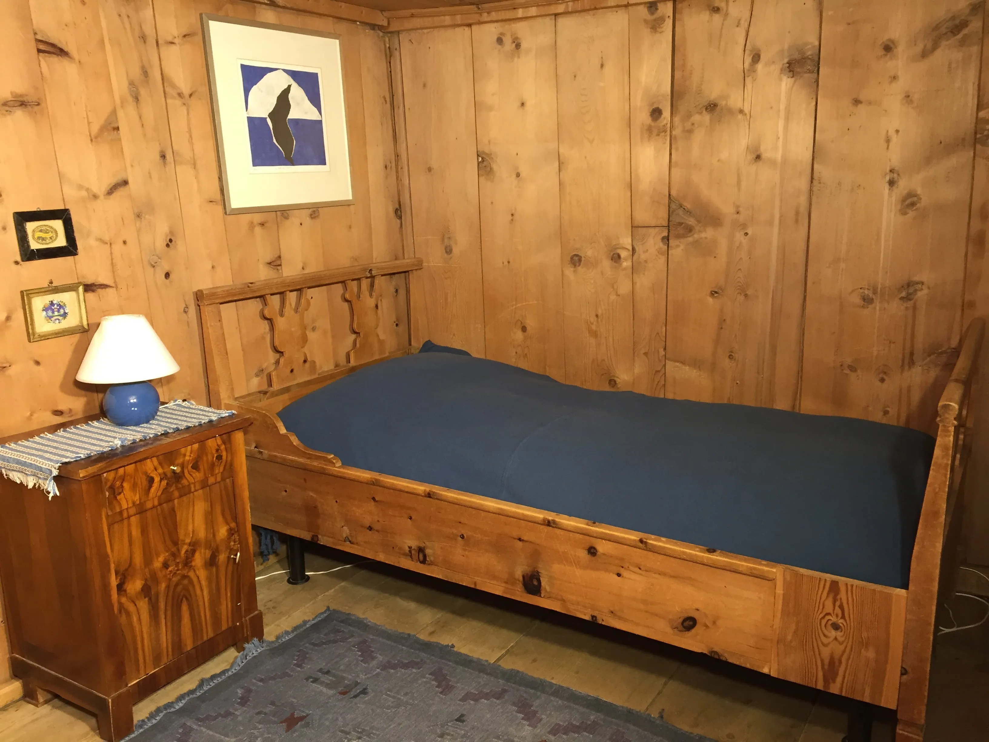 Heller Einzelschlafraum mit historischer Bausubstanz