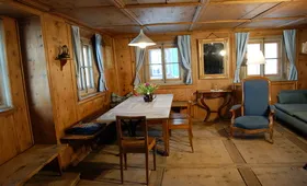 Historische Arvenstube im Ferienhaus Posta Veglia mit Engadiner Kachelofen
