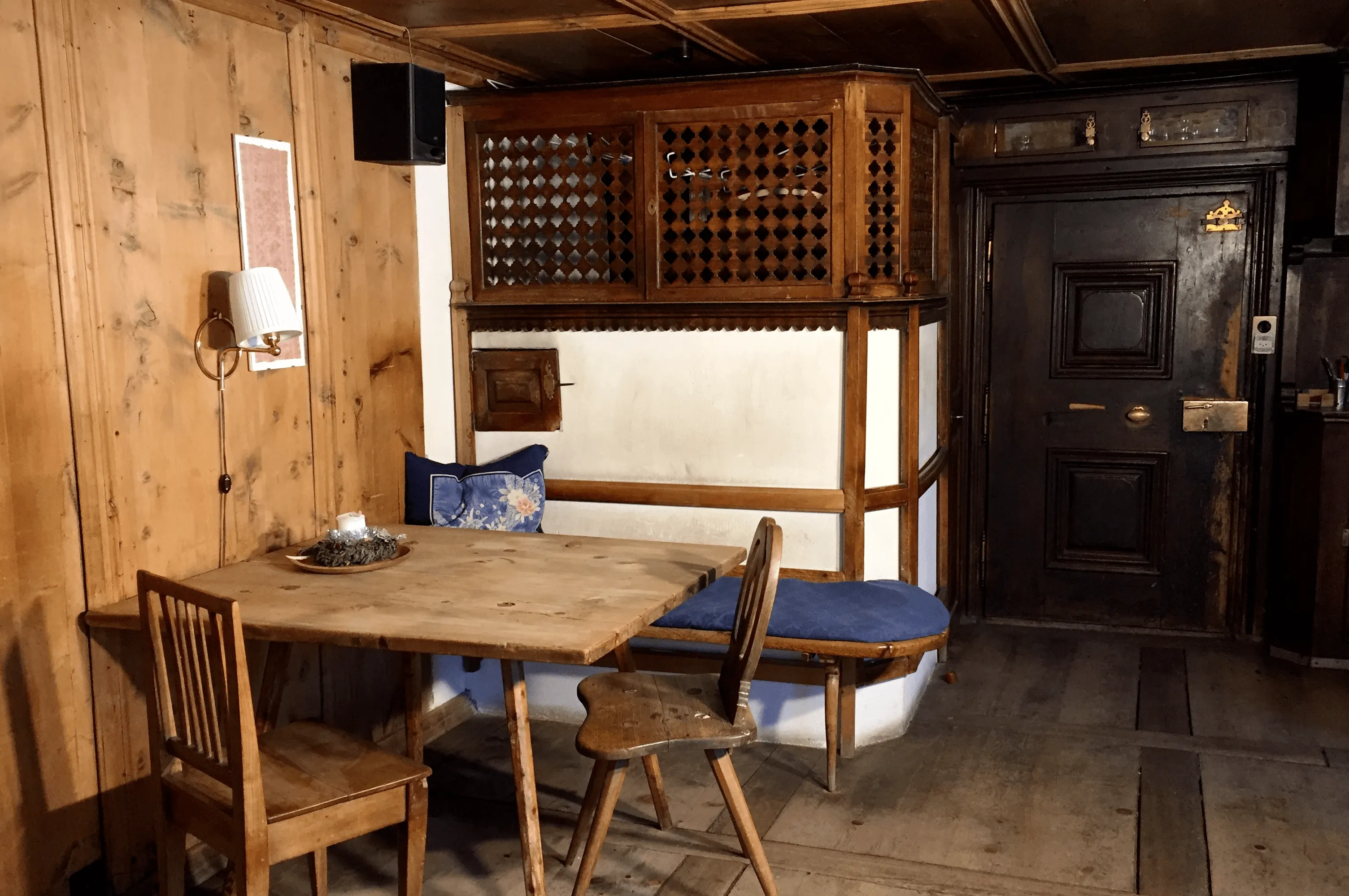 Traditioneller Engadiner Kachelofen in der Arvenstube