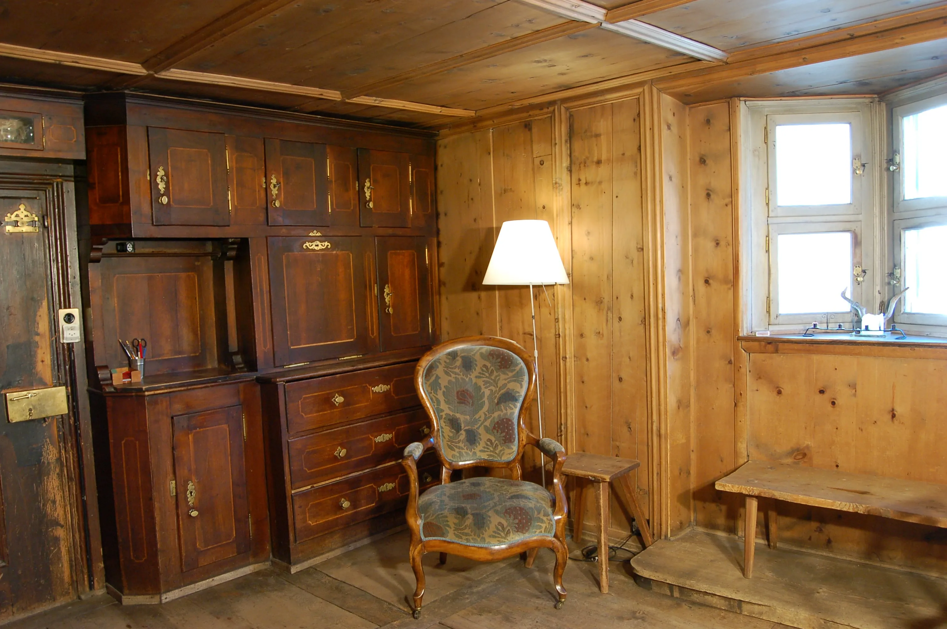 Historische Arvenstube mit authentischem Ambiente